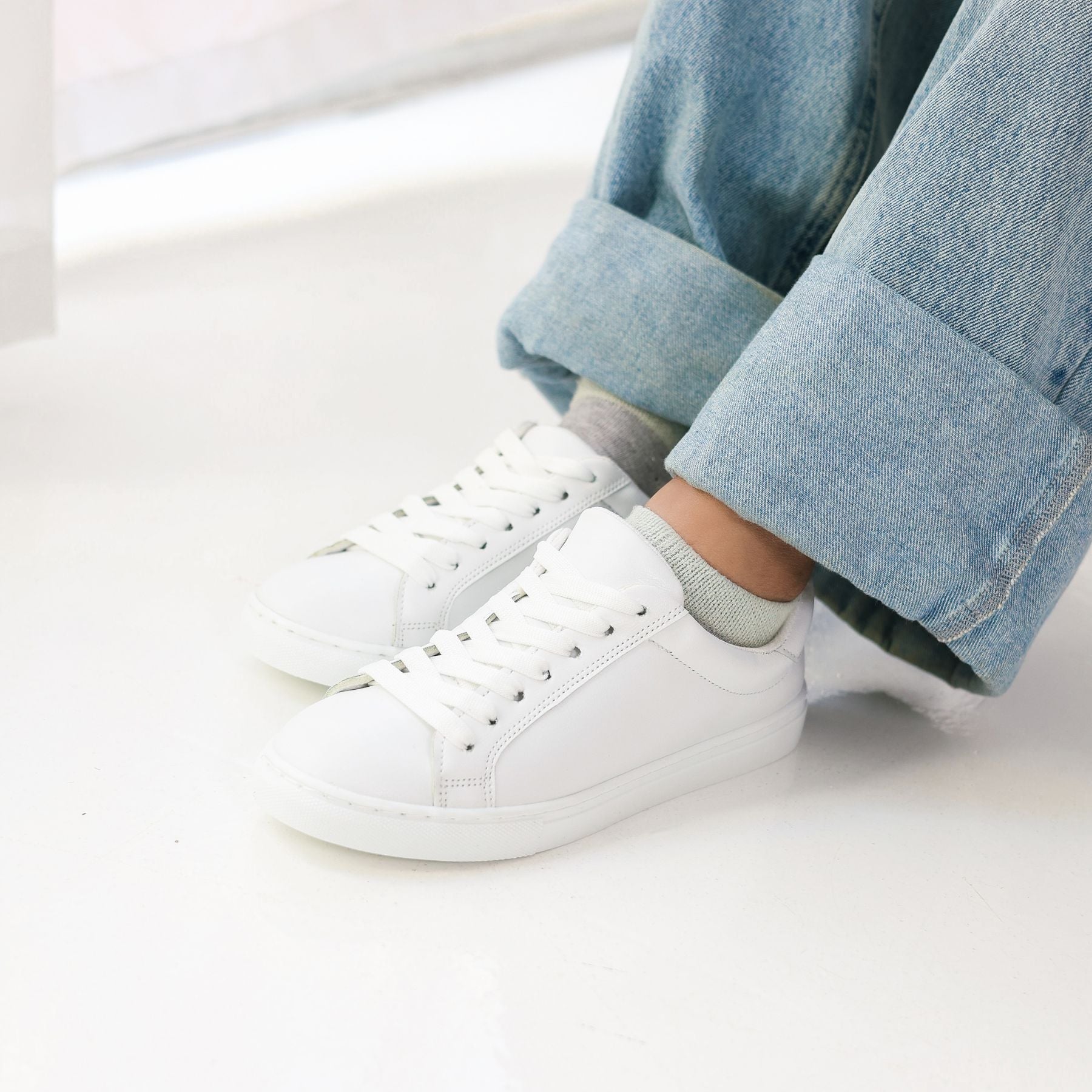 Trending white women's sneakers for 2026