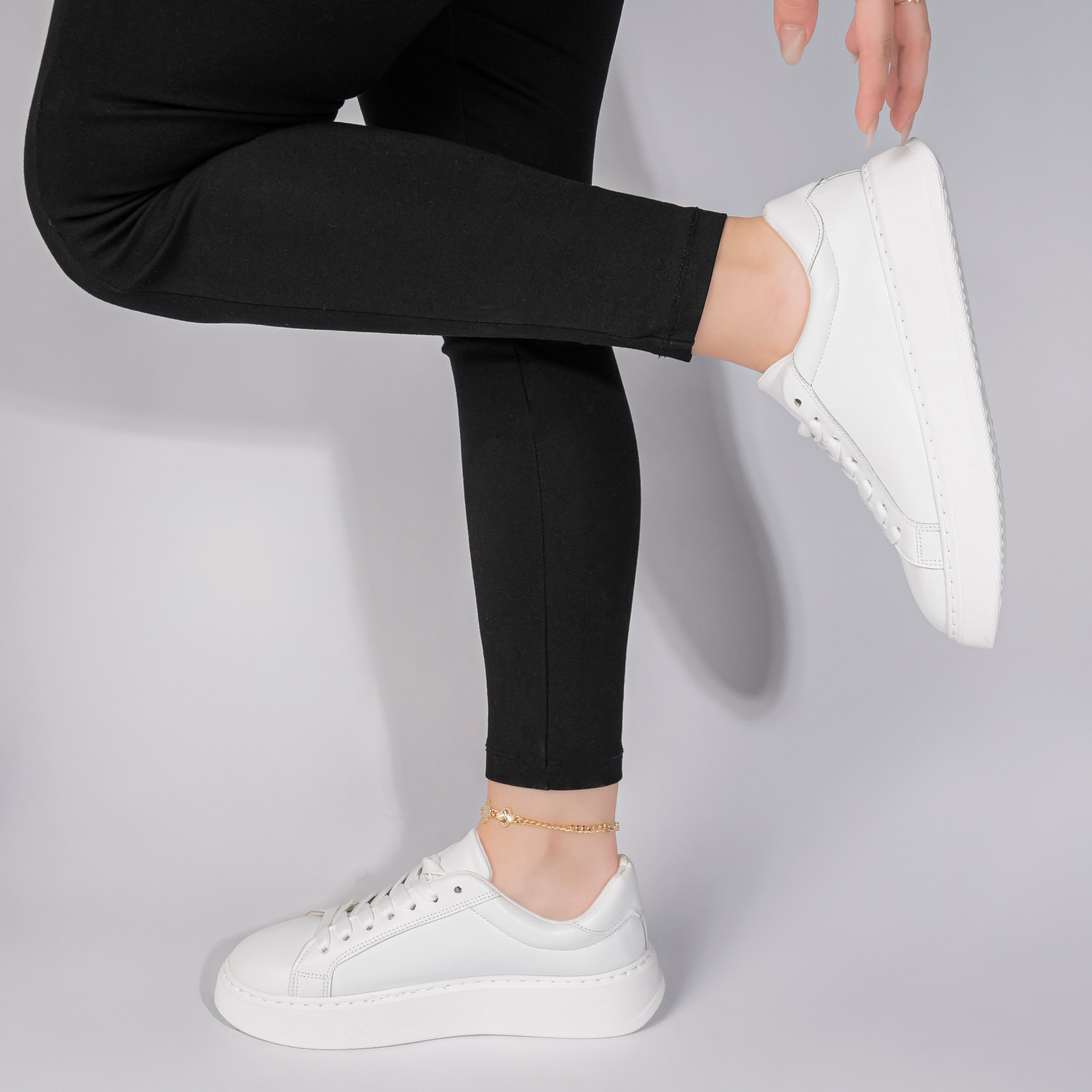 Trending white women's sneakers for 2026