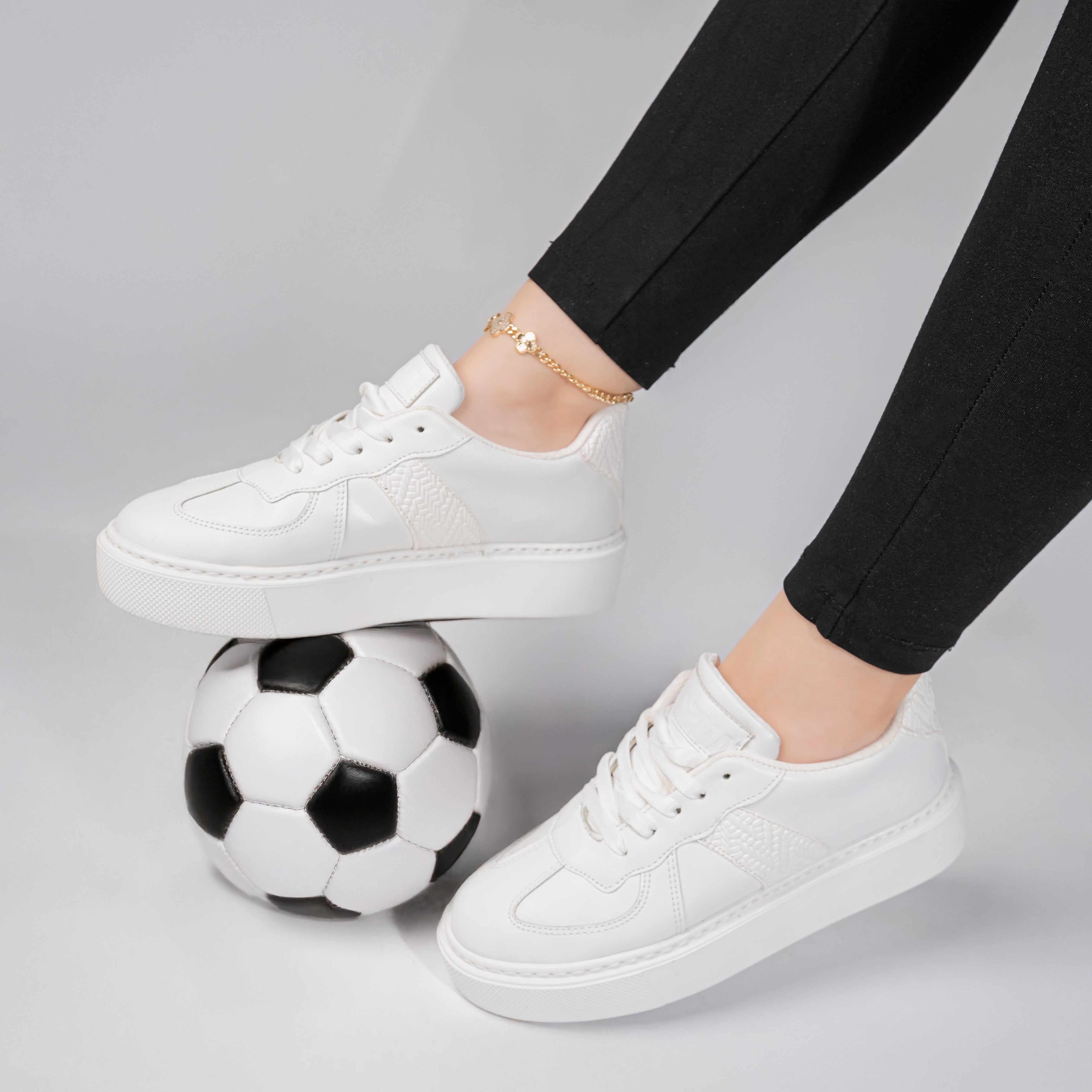Trending white women's sneakers for 2026