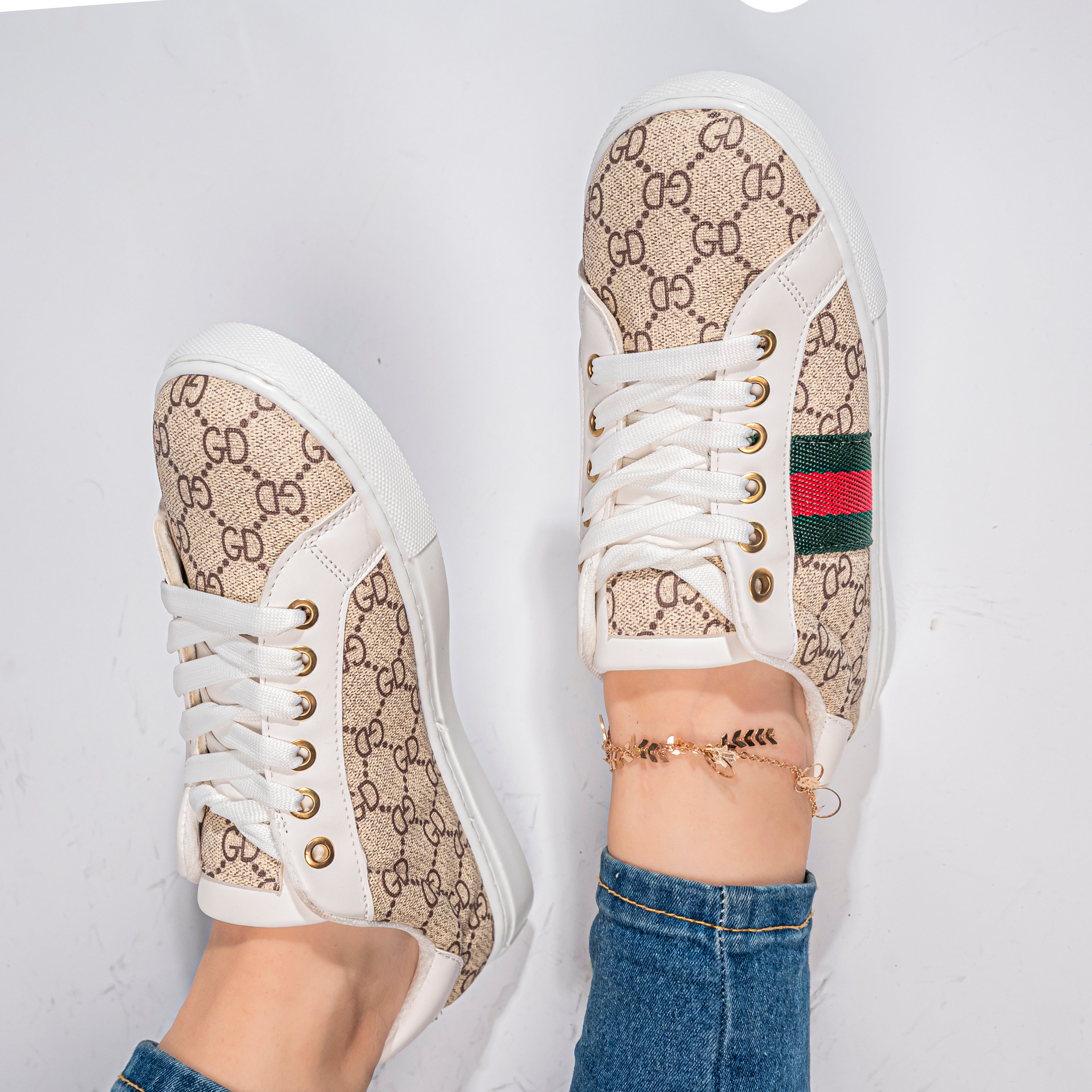 White sneakers with Gucci logo