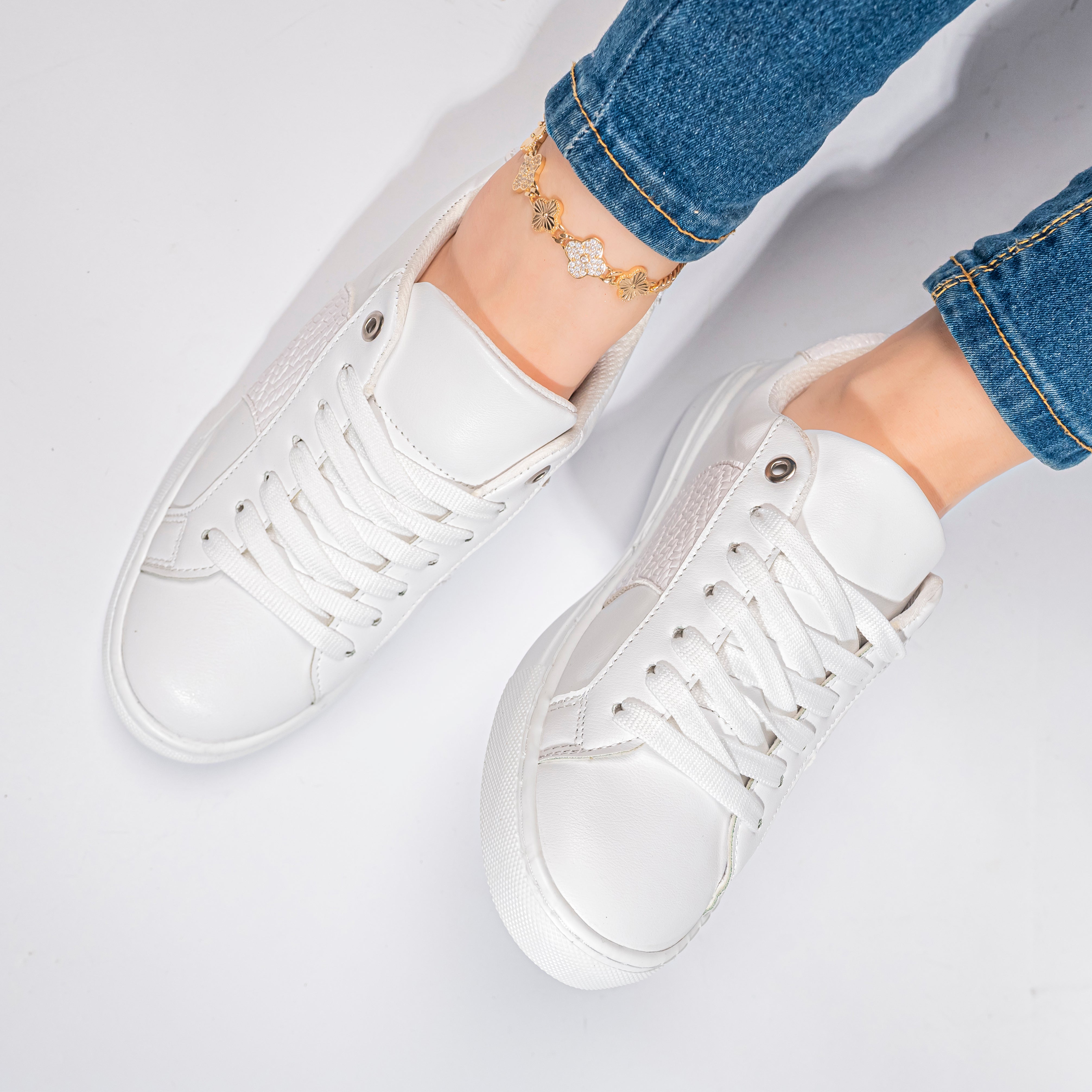 Trending white women's sneakers for 2026