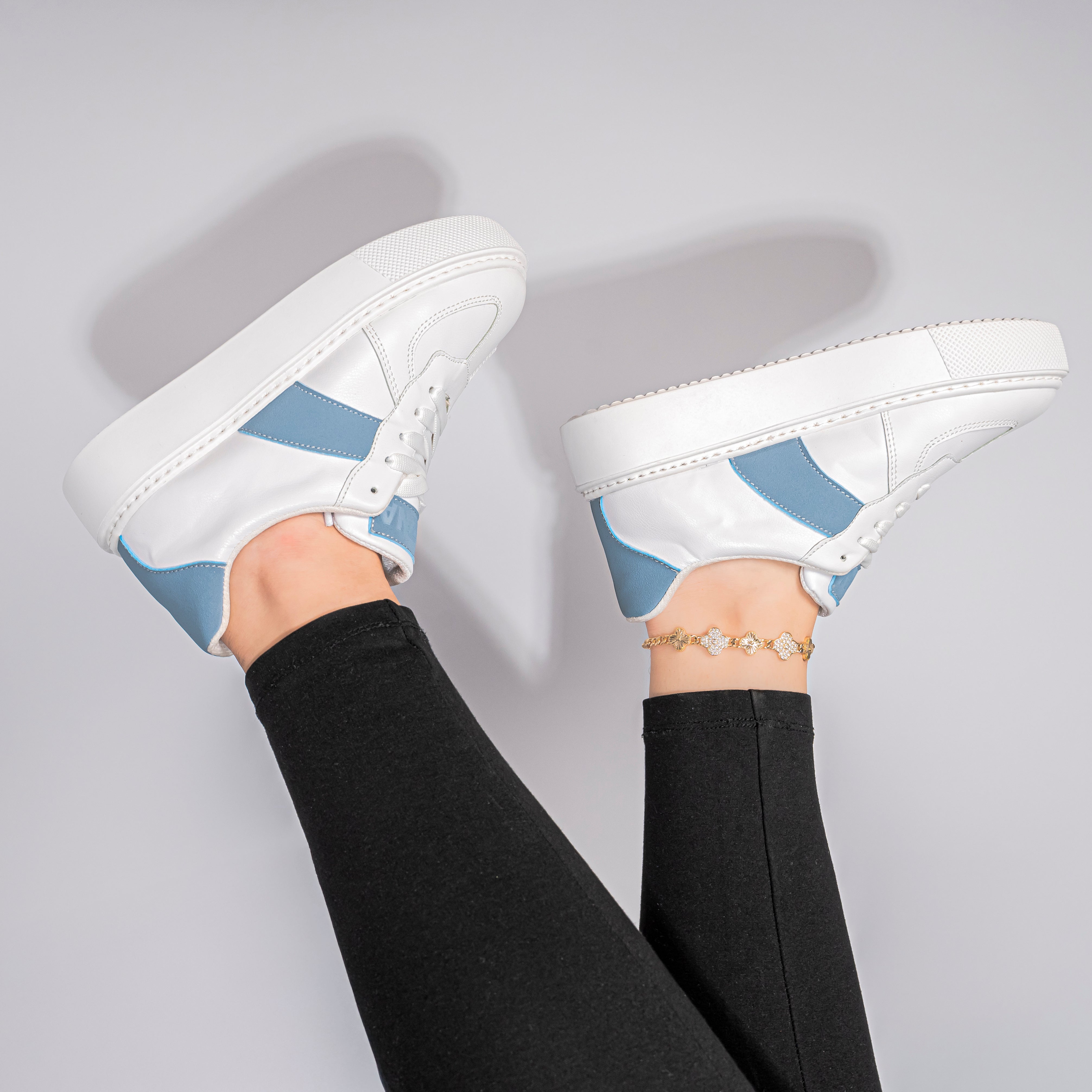 Trending white women's sneakers for 2026