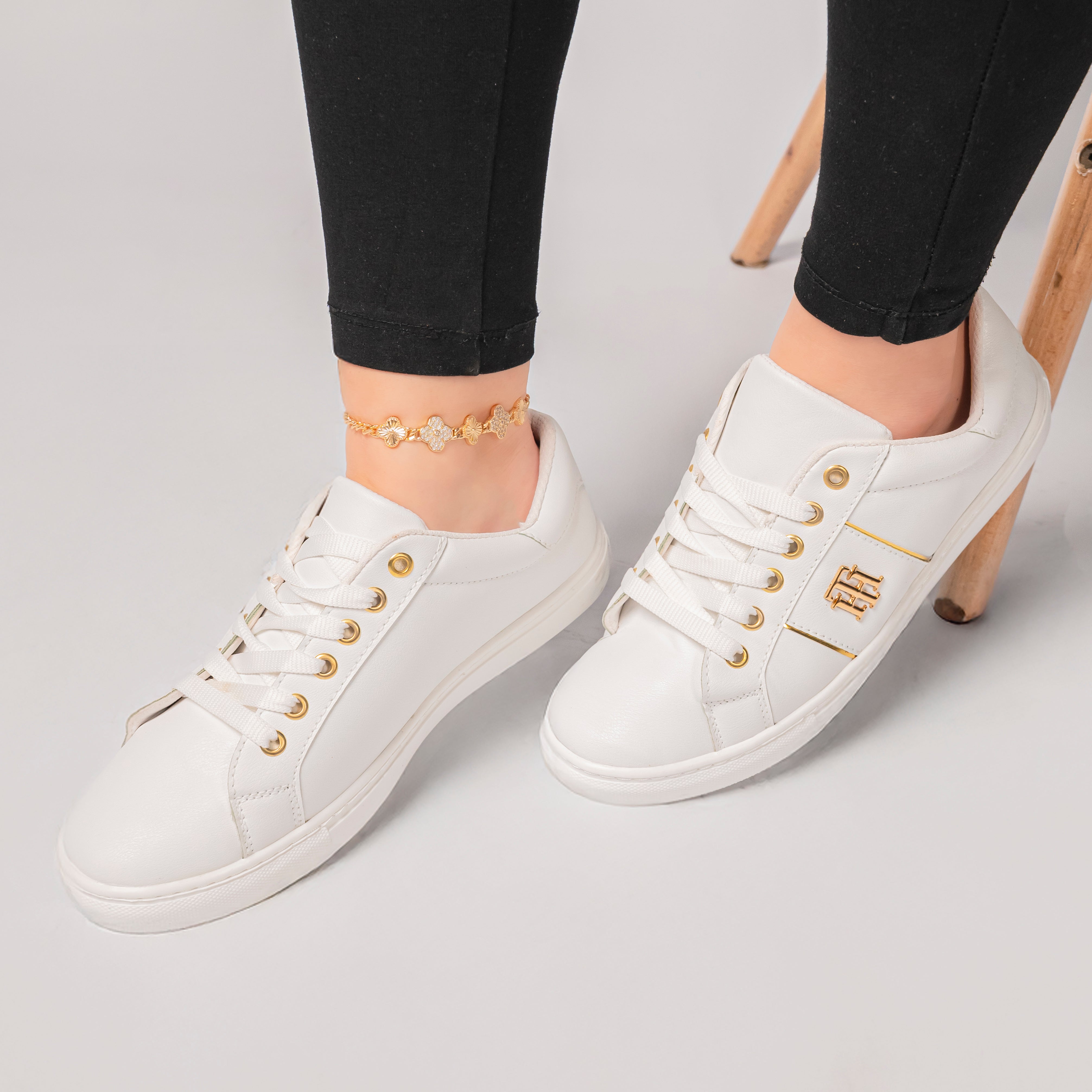 Trending white women's sneakers for 2026