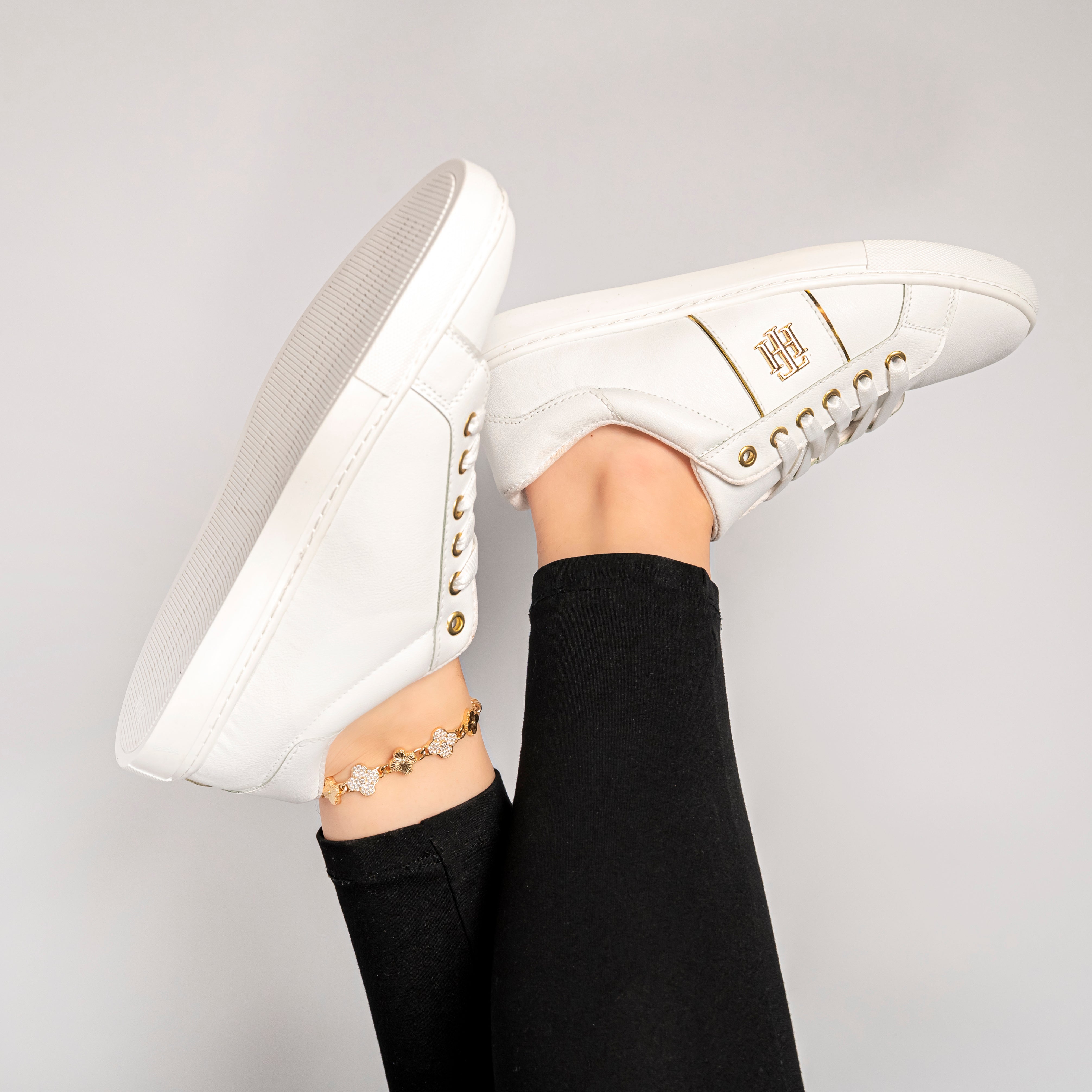 Trending white women's sneakers for 2026