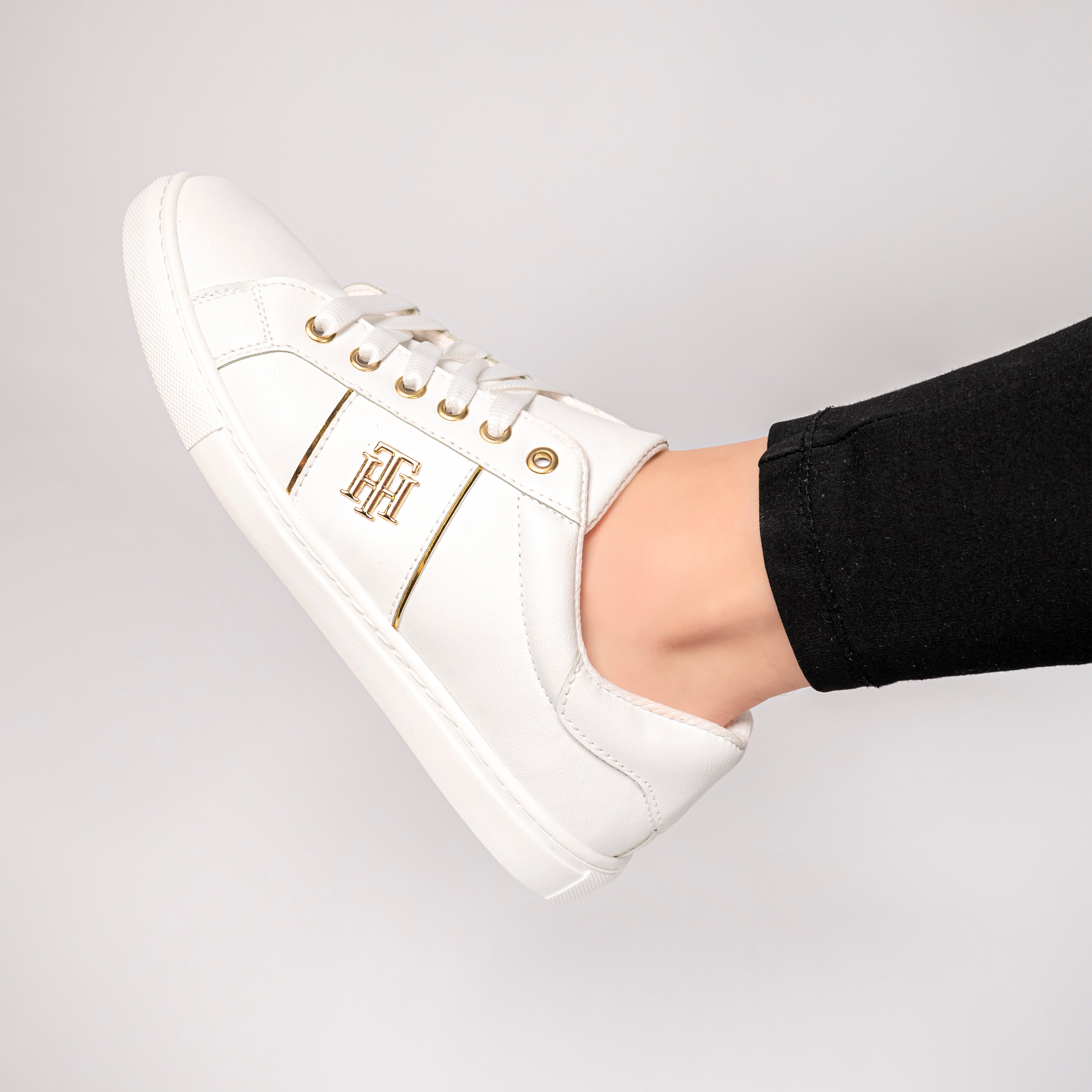 Trending white women's sneakers for 2026