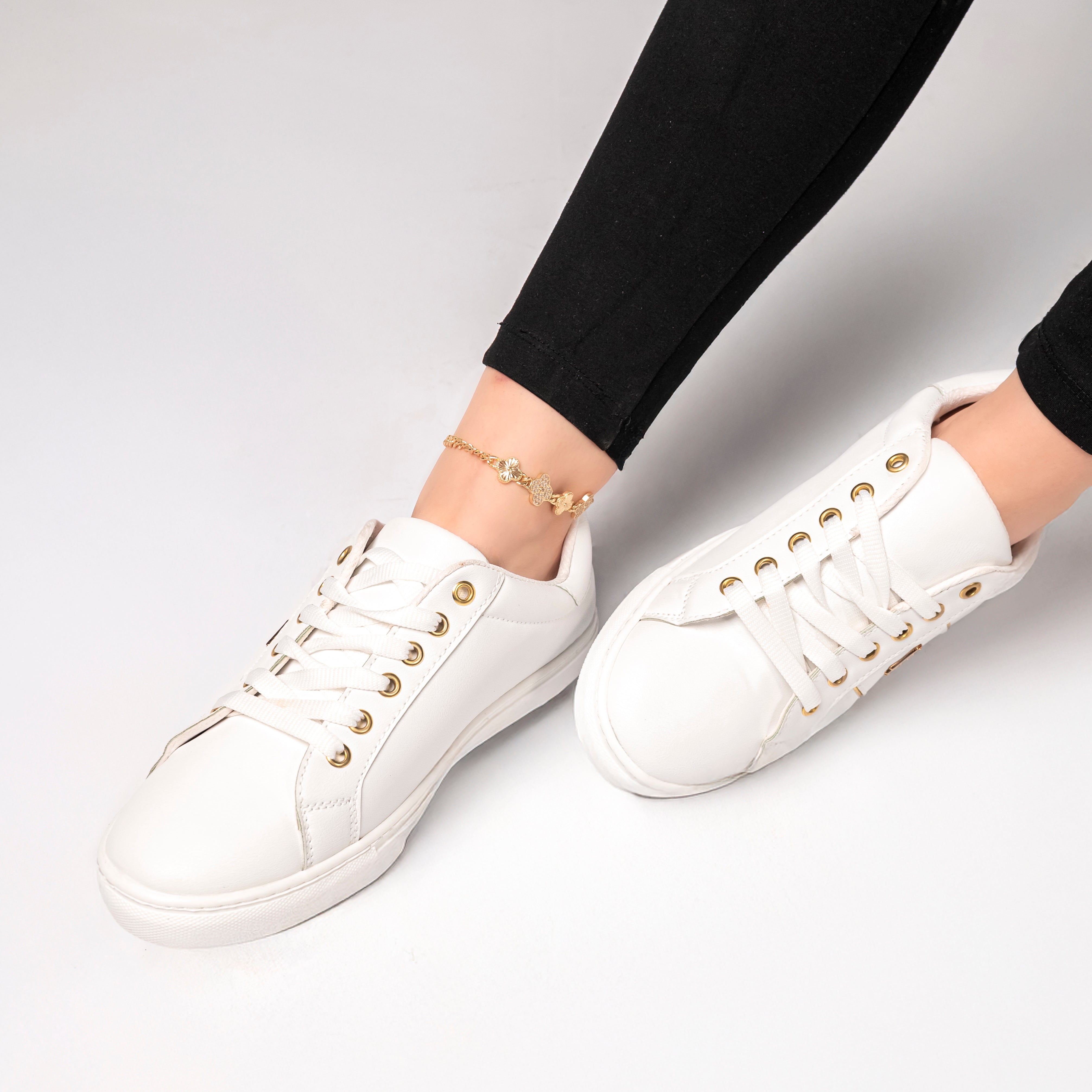 Trending white women's sneakers for 2026