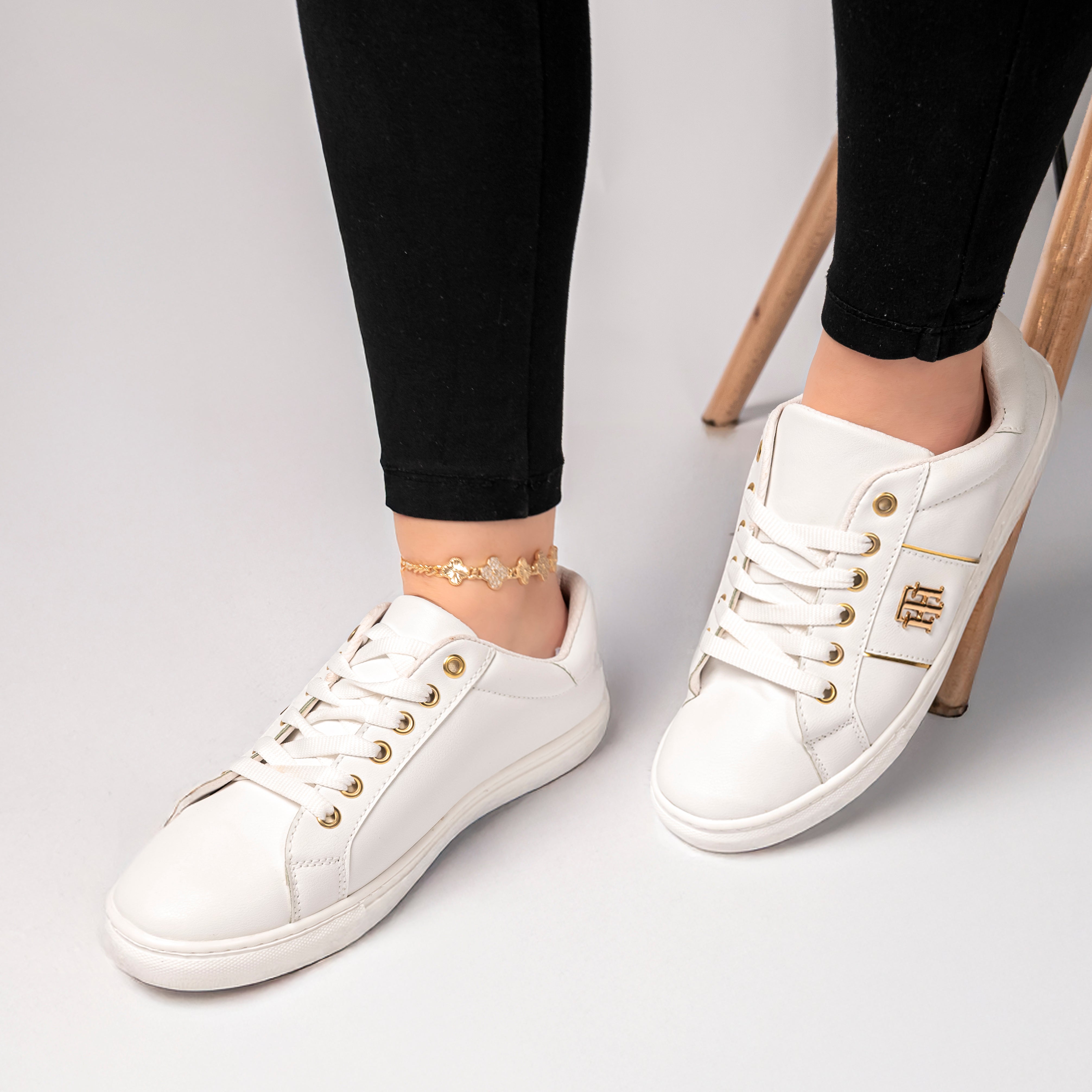 Trending white women's sneakers for 2026