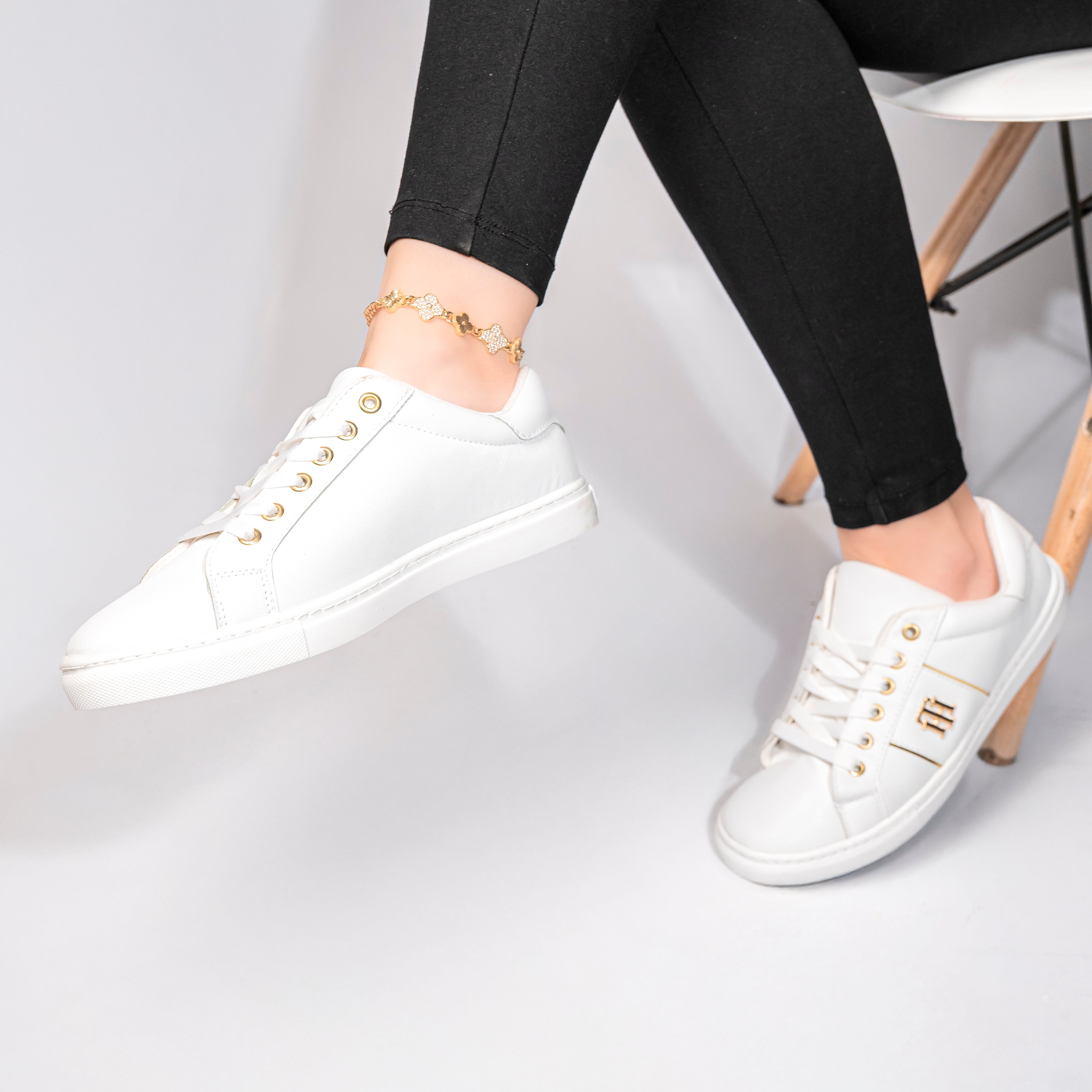 Trending white women's sneakers for 2026