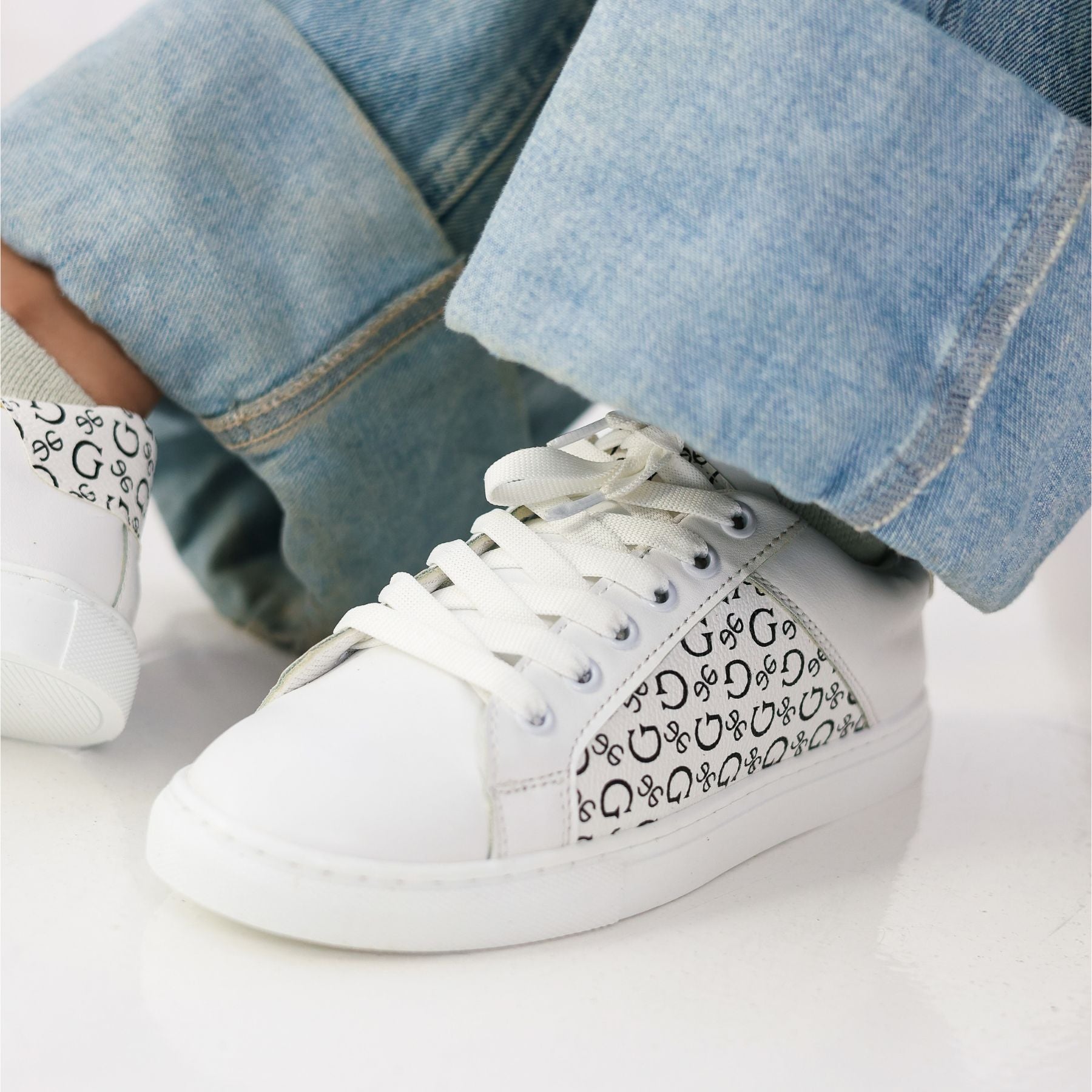 Trending white women's sneakers for 2026