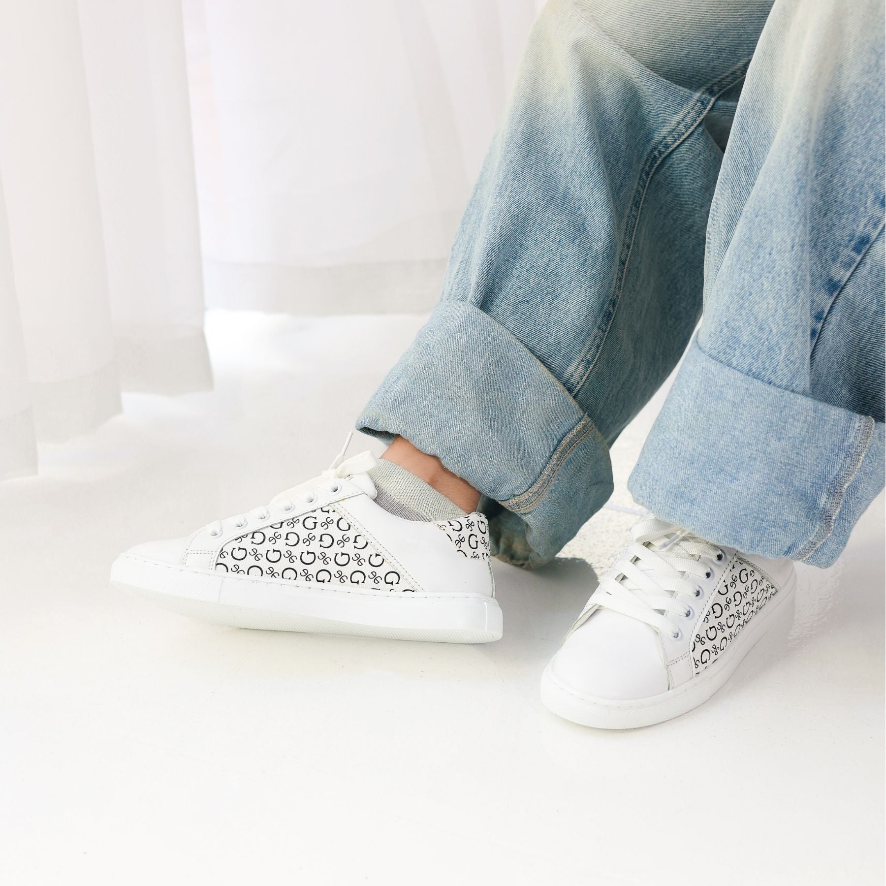 Trending white women's sneakers for 2026