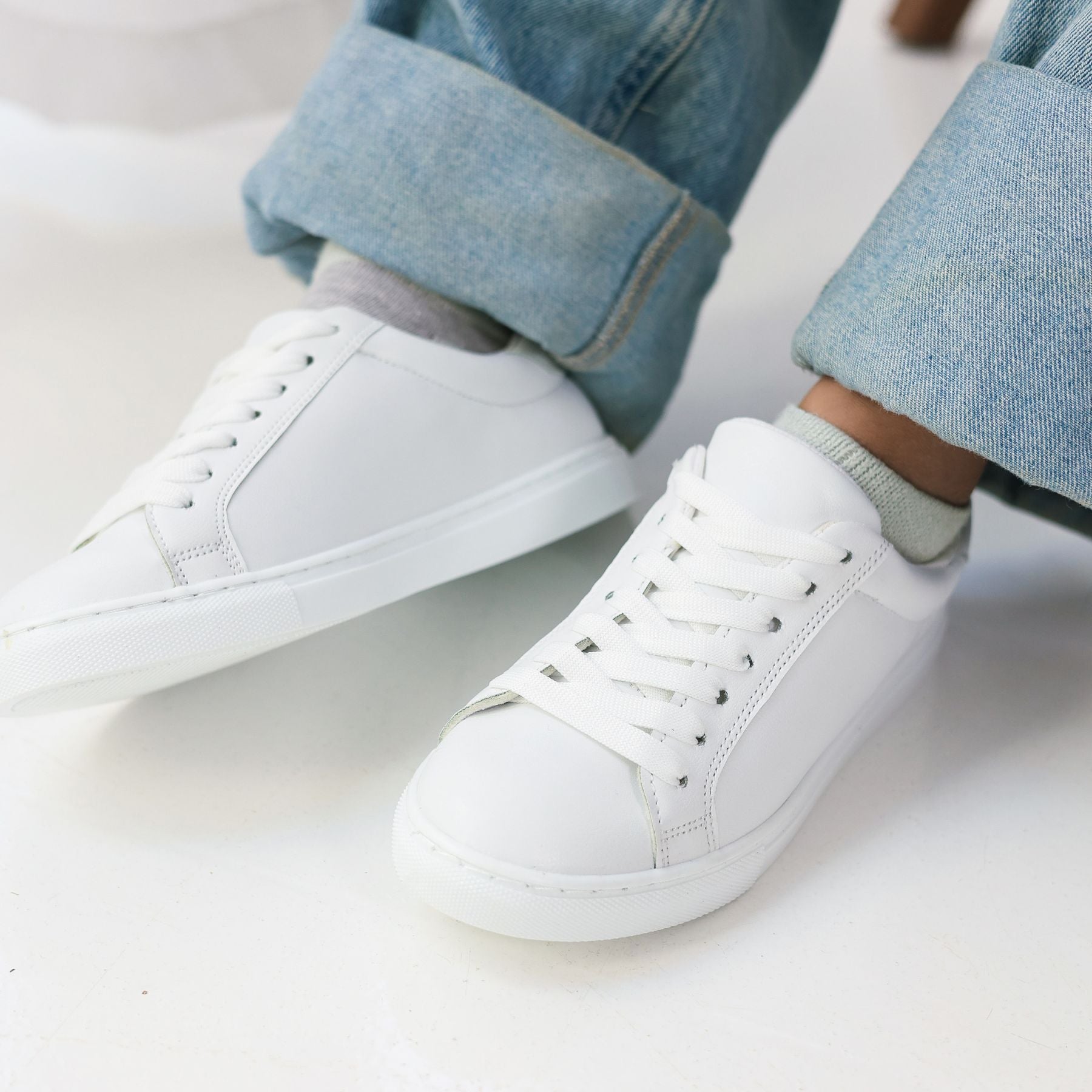 Trending white women's sneakers for 2026