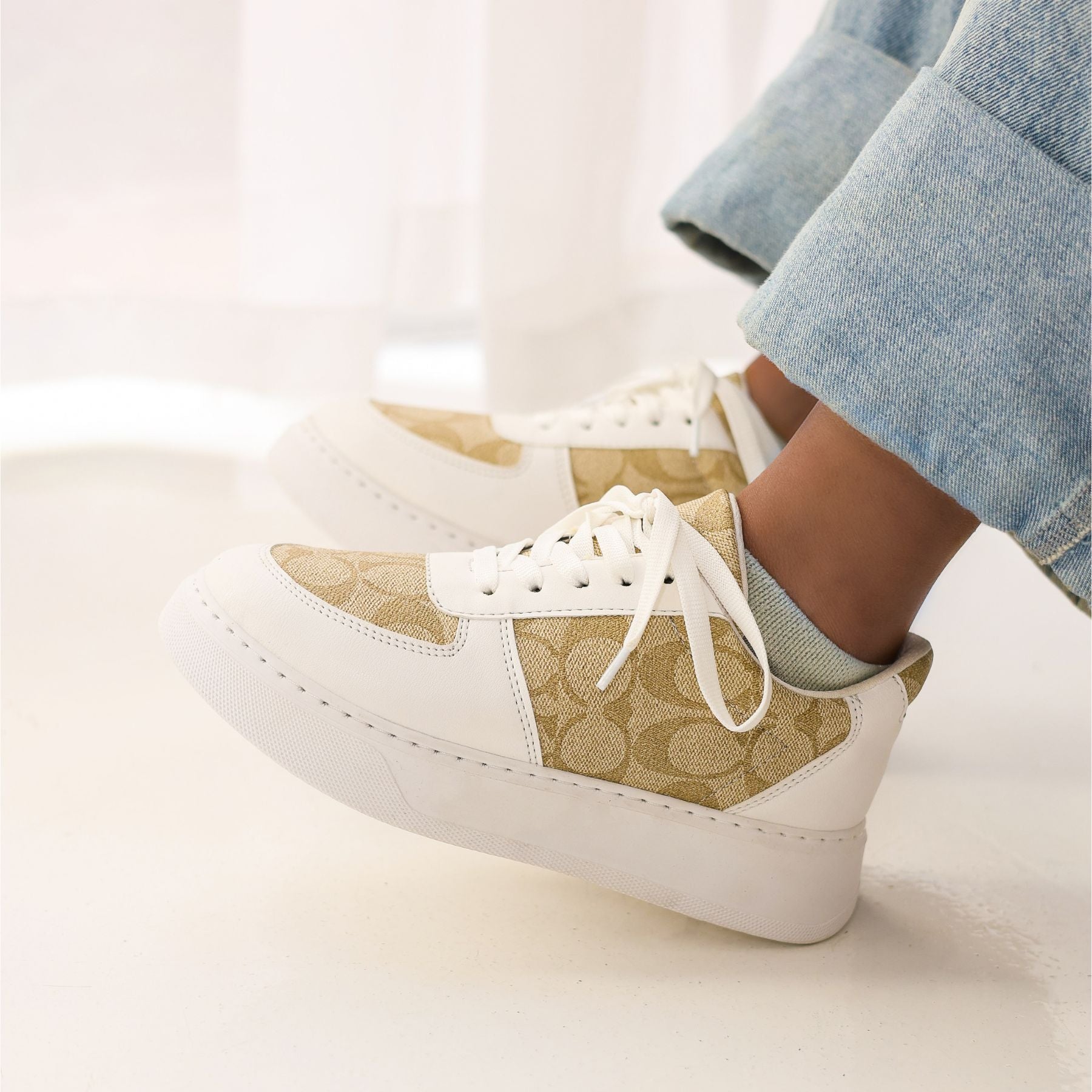 beige-white-women-sneakers-trendy-2026