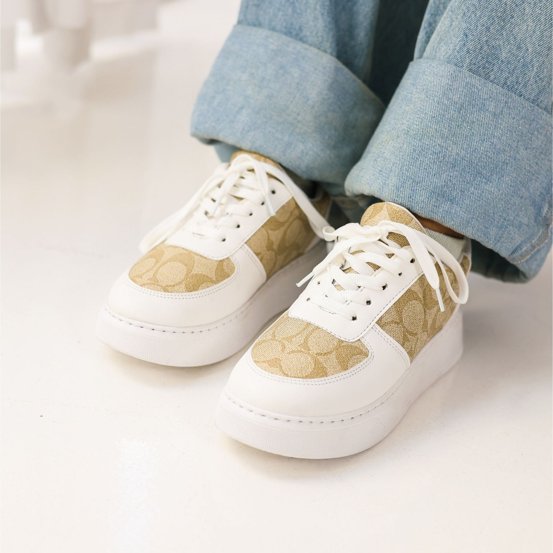 beige-white-women-sneakers-trendy-2026