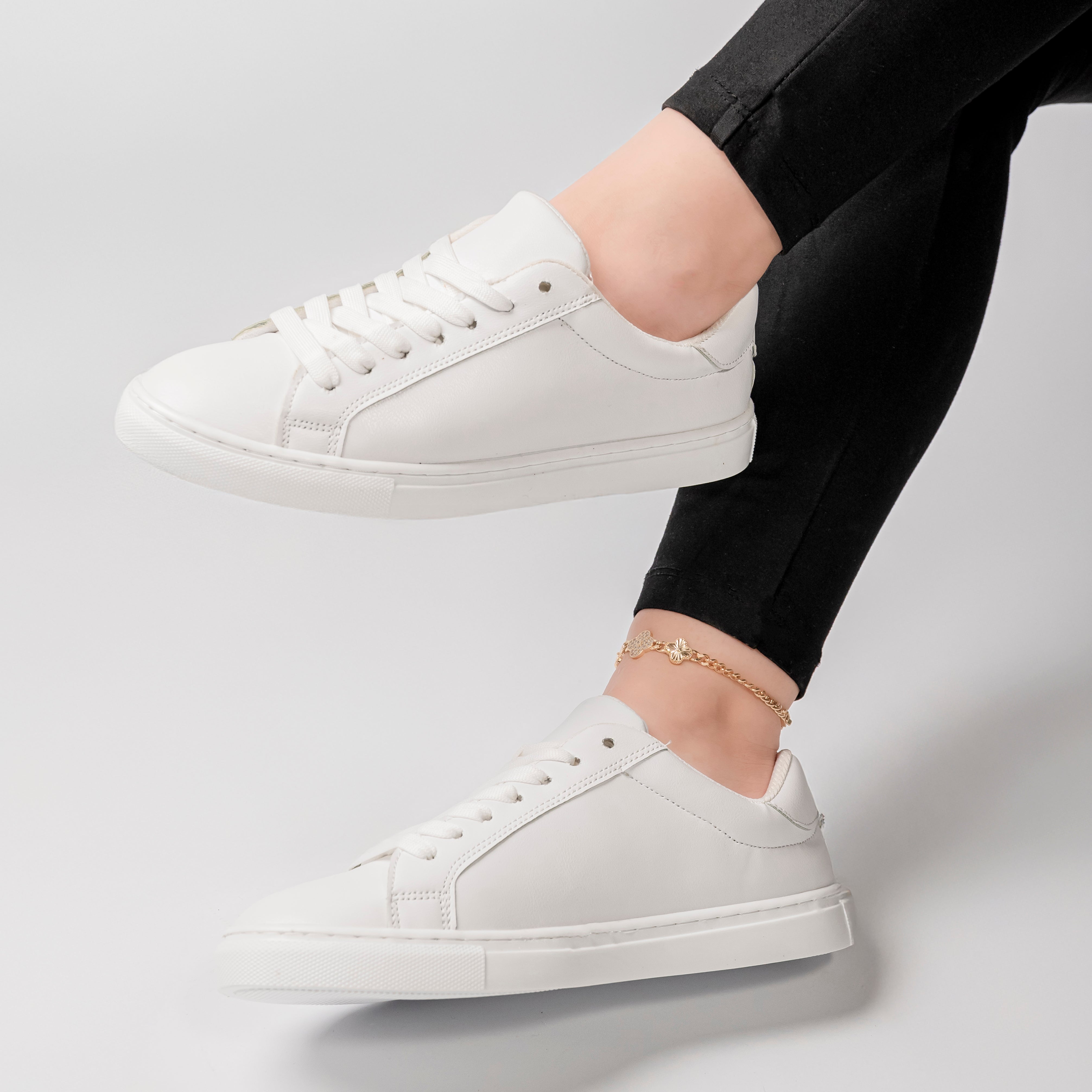 Trending white women's sneakers for 2026