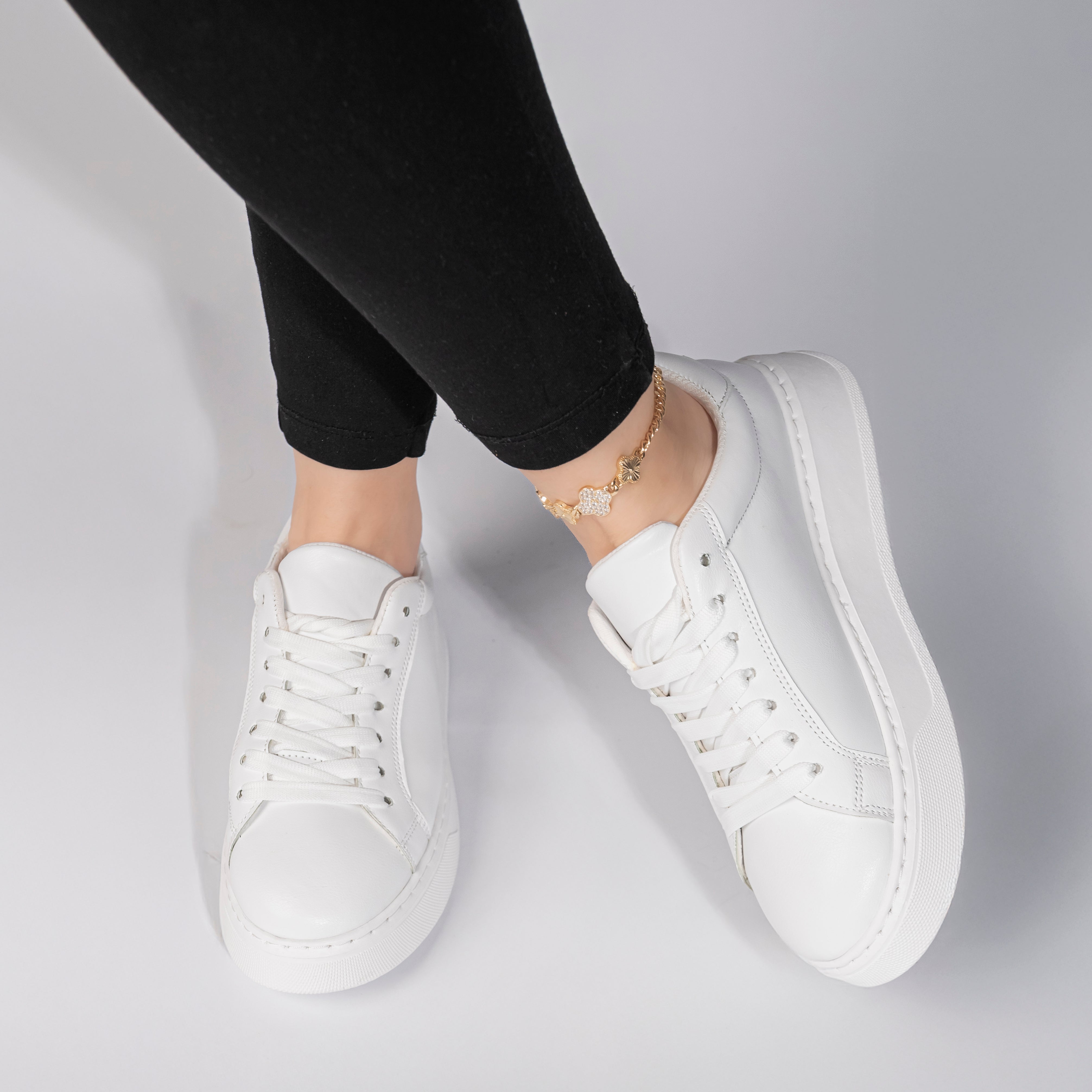 Trending white women's sneakers for 2026