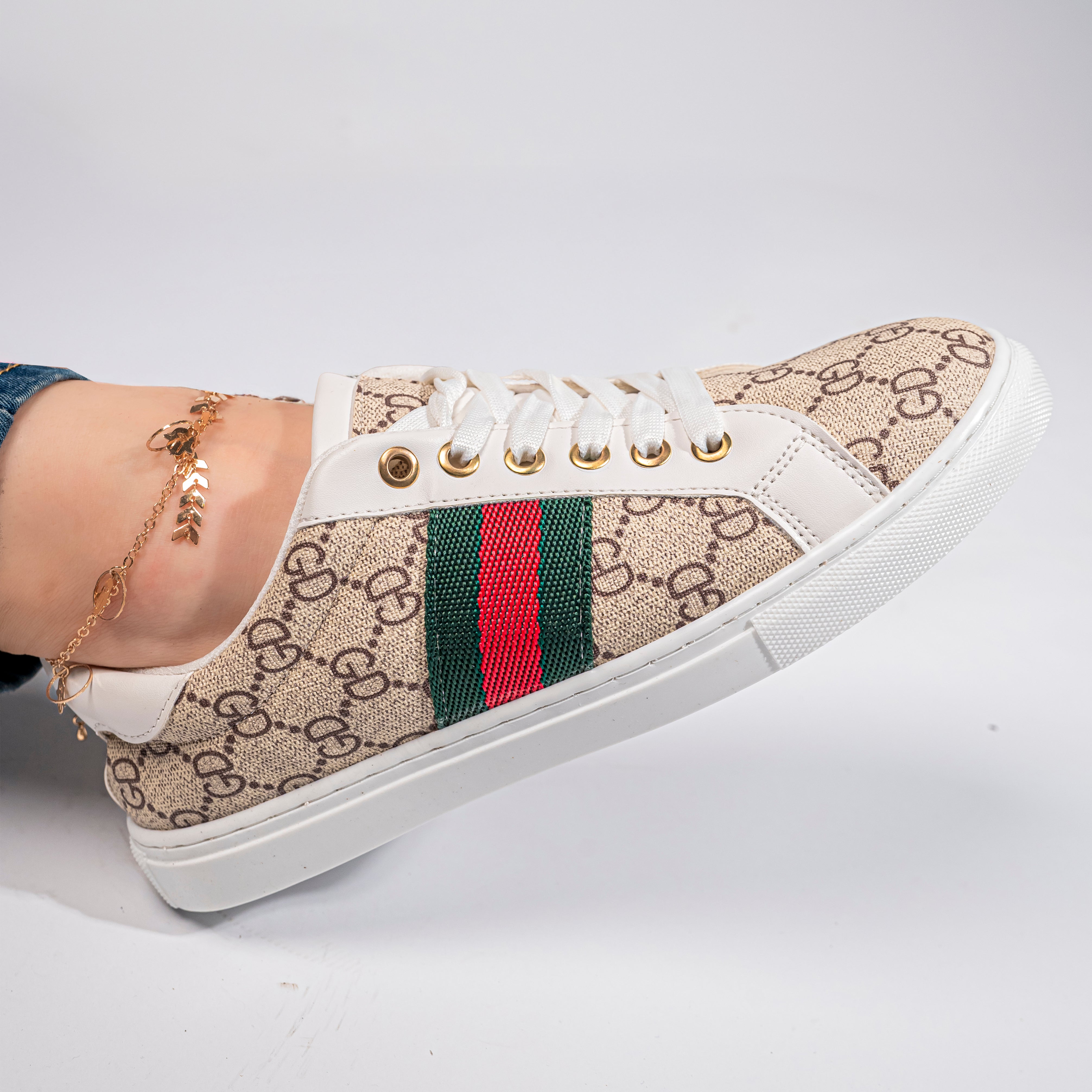 White sneakers with Gucci logo