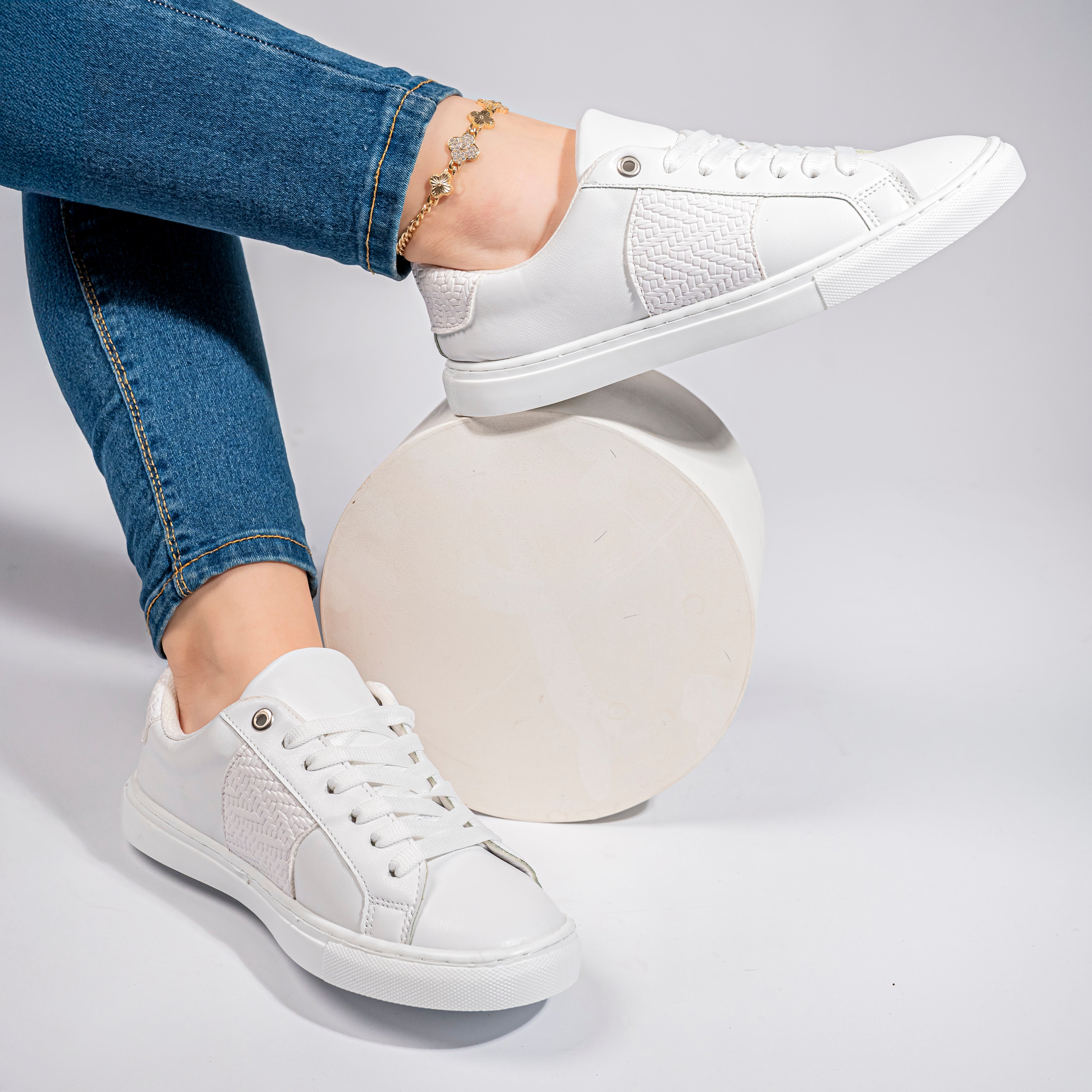 Trending white women's sneakers for 2026